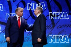 AP VERIFICA: La NRA usa argumentos falsos sobre las armas