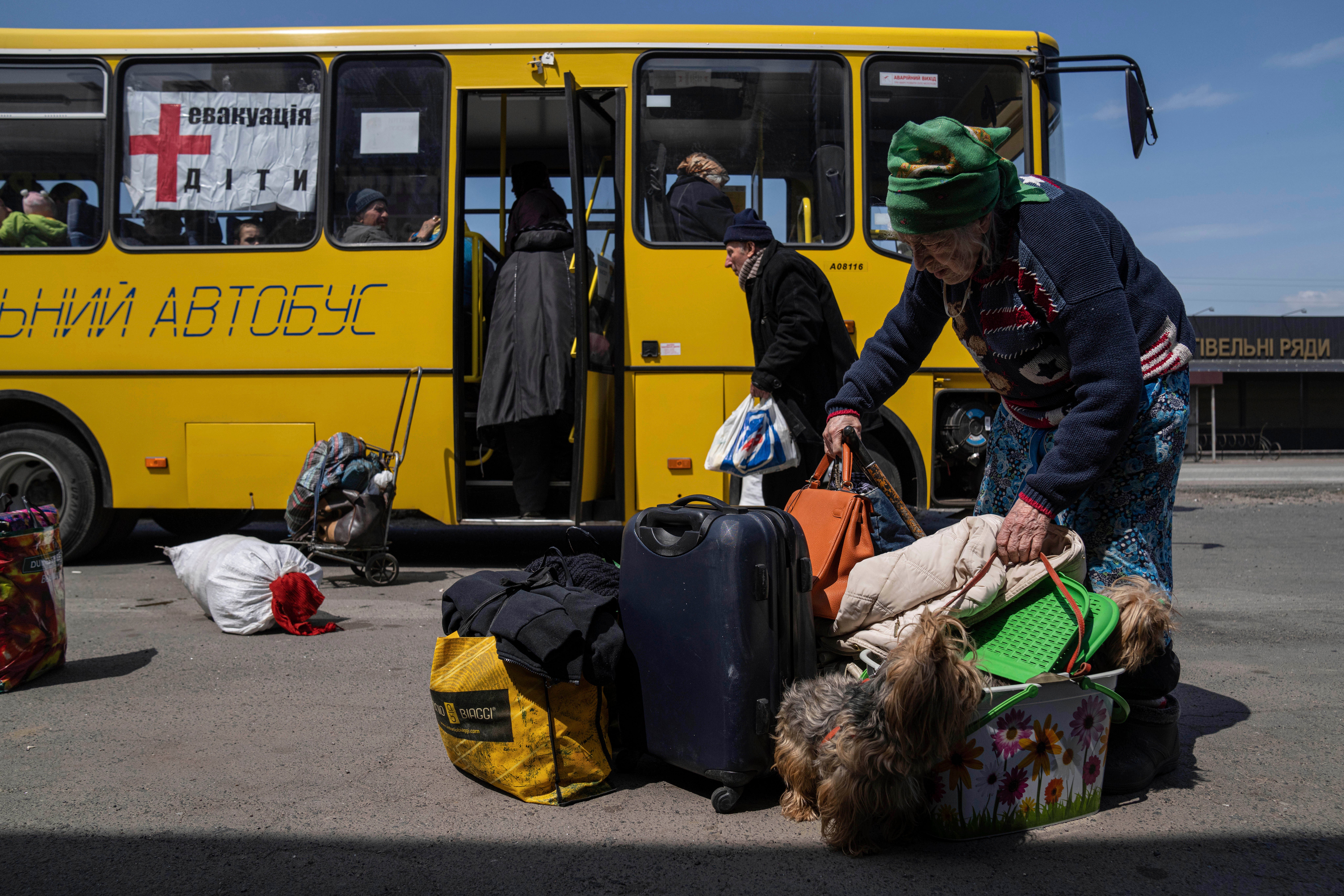 Una mujer de Siversk lleva sus pertenencias durante una evacuación cerca de Lyman