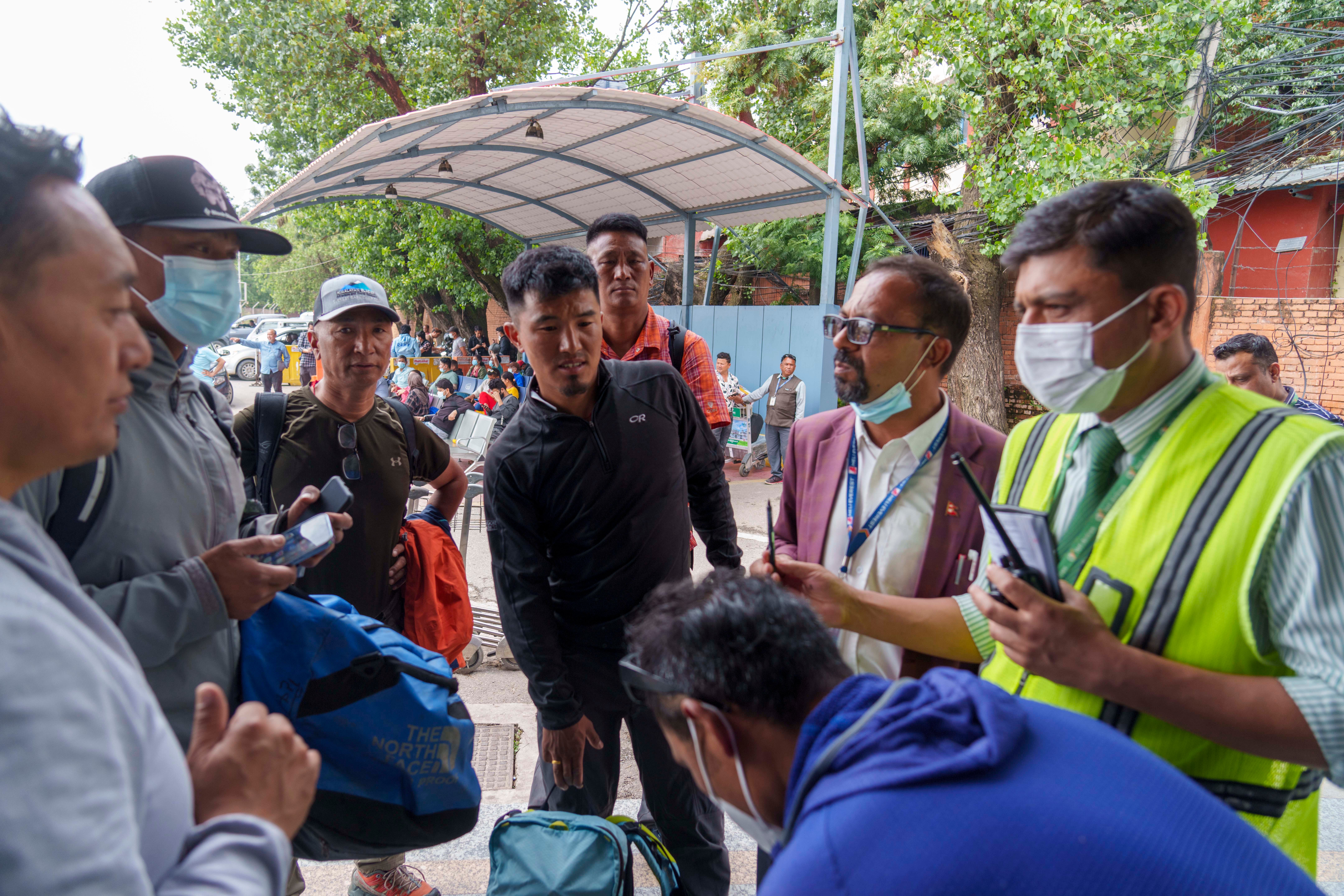 Un equipo de escaladores se prepara para salir a las operaciones de rescate desde el aeropuerto internacional de Tribhuvan, en Katmandú, Nepal, el domingo 29 de mayo