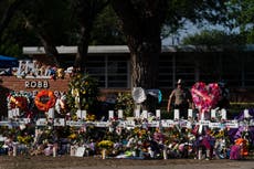 Mezcla de orgullo y rabia tras tiroteo en comunidad de Texas