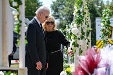 Los Biden visitan el memorial de Uvalde y dejan flores en la escena del tiroteo en la escuela