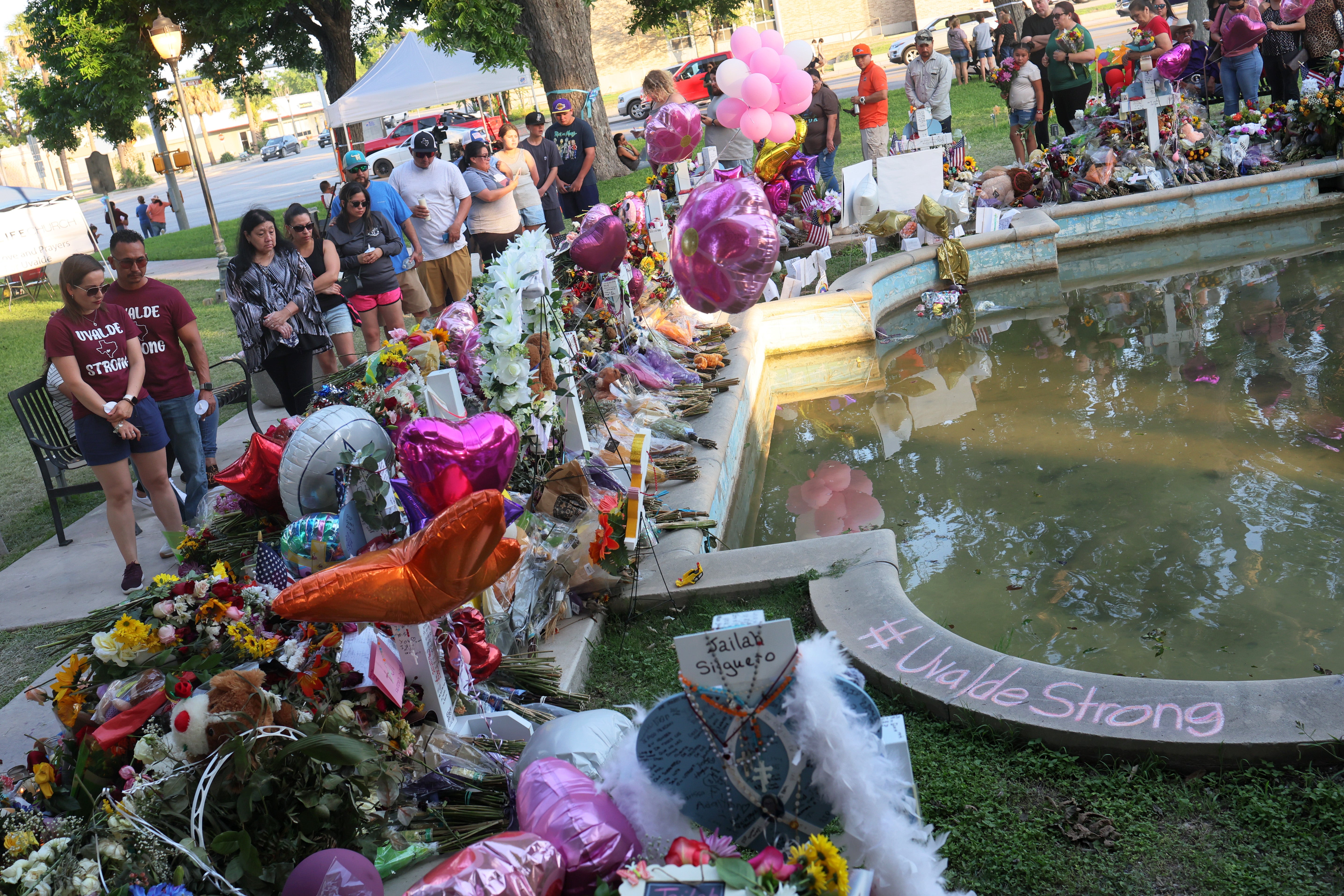 Niña que quedó huérfana en tiroteo de Uvalde escribe desgarrador mensaje para sus padres