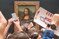 Hombre lanza tarta al cristal que protege la Mona Lisa
