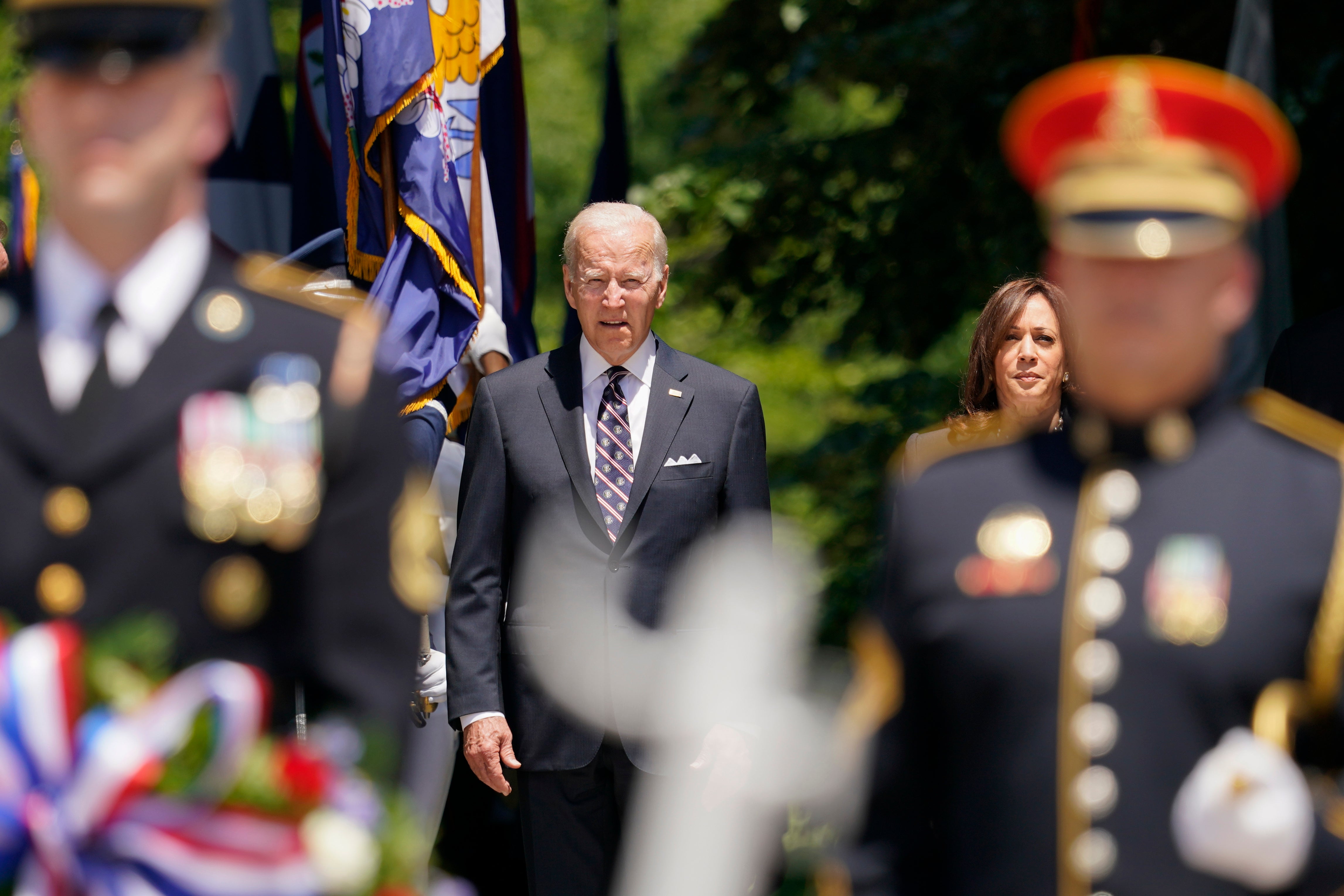 El presidente Joe Biden llega con la vicepresidenta Kamala Harris para depositar una corona de flores en la Tumba del Soldado Desconocido en el Cementerio Nacional de Arlington el Día de los Caídos, el lunes 30 de mayo de 2022, en Arlington, Va. (AP Photo/Andrew Harnik)
