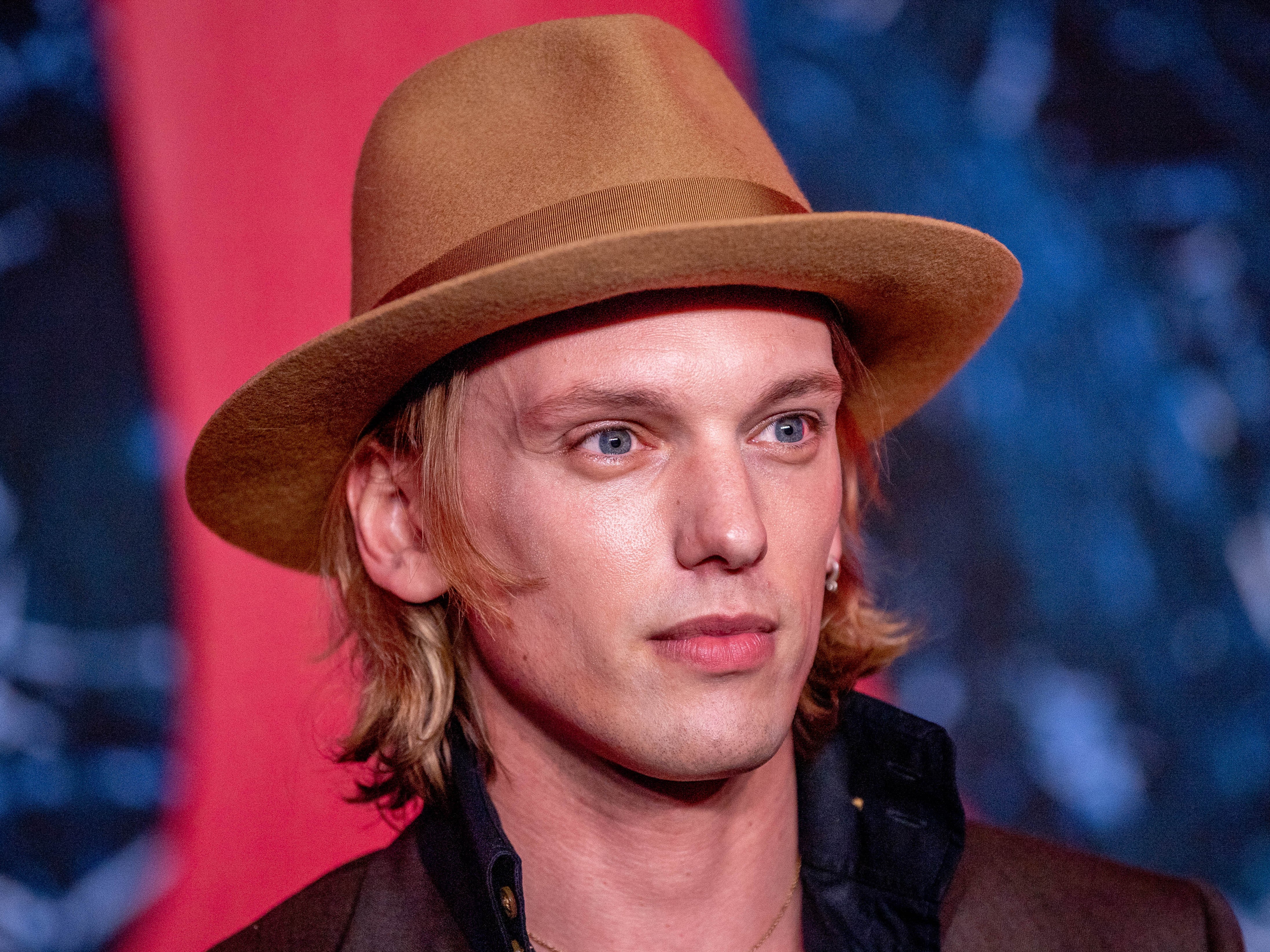Estrella de ‘Stranger Things’, Jamie Campbell Bower, dice que fue a un hospital de salud mental por adicción