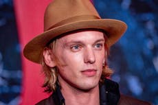Estrella de ‘Stranger Things’, Jamie Campbell Bower, dice que fue a un hospital de salud mental por adicción