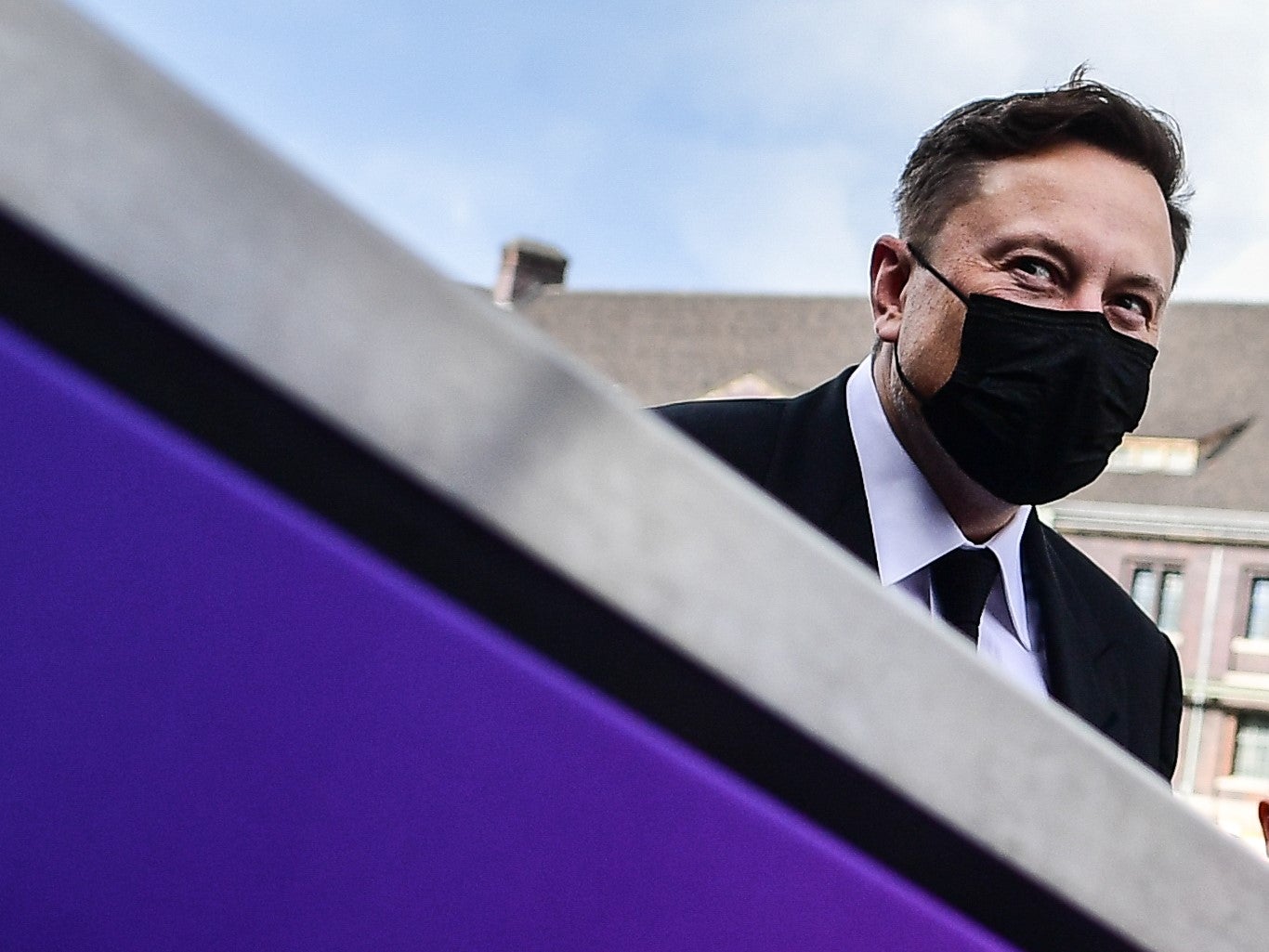 Elon Musk prohíbe el trabajo remoto en Tesla