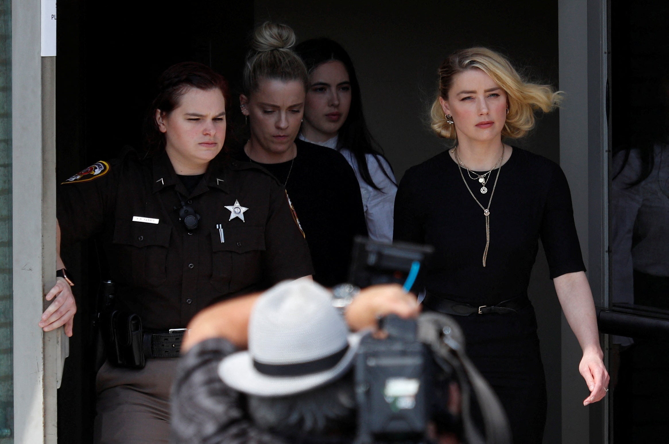 Amber Heard sale del Tribunal de Circuito del Condado de Fairfax después de que el jurado anunciara veredictos divididos a favor de su exmarido Johnny Depp y de Heard en su demanda y contrademanda en el juicio por difamación civil Depp vs. Heard en el Tribunal de Circuito del Condado de Fairfax, Virginia
