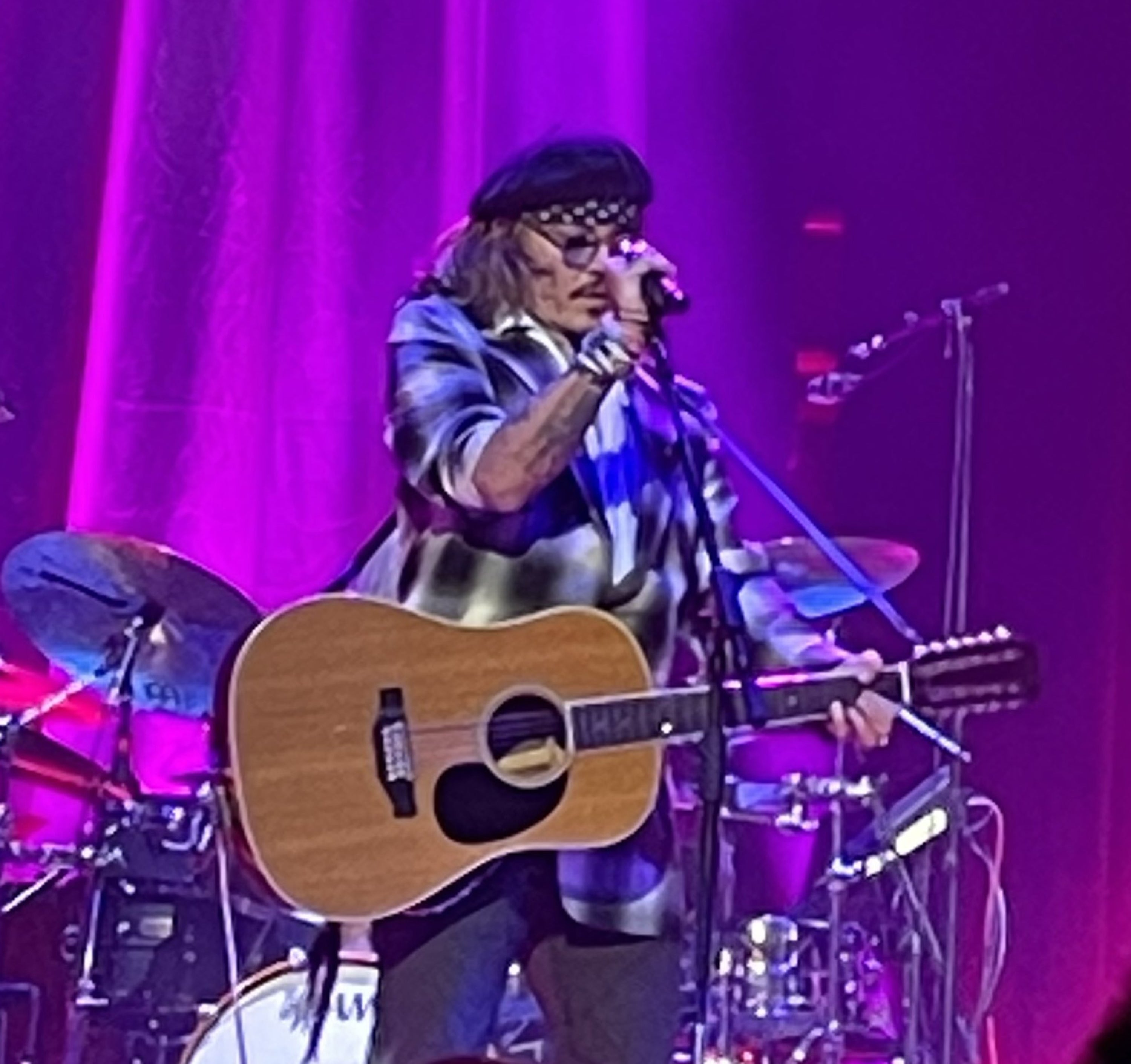 A pesar de los inminentes veredictos, Depp viajó a Europa donde se presentó en el escenario dos noches seguidas junto al cantante Jeff Beck