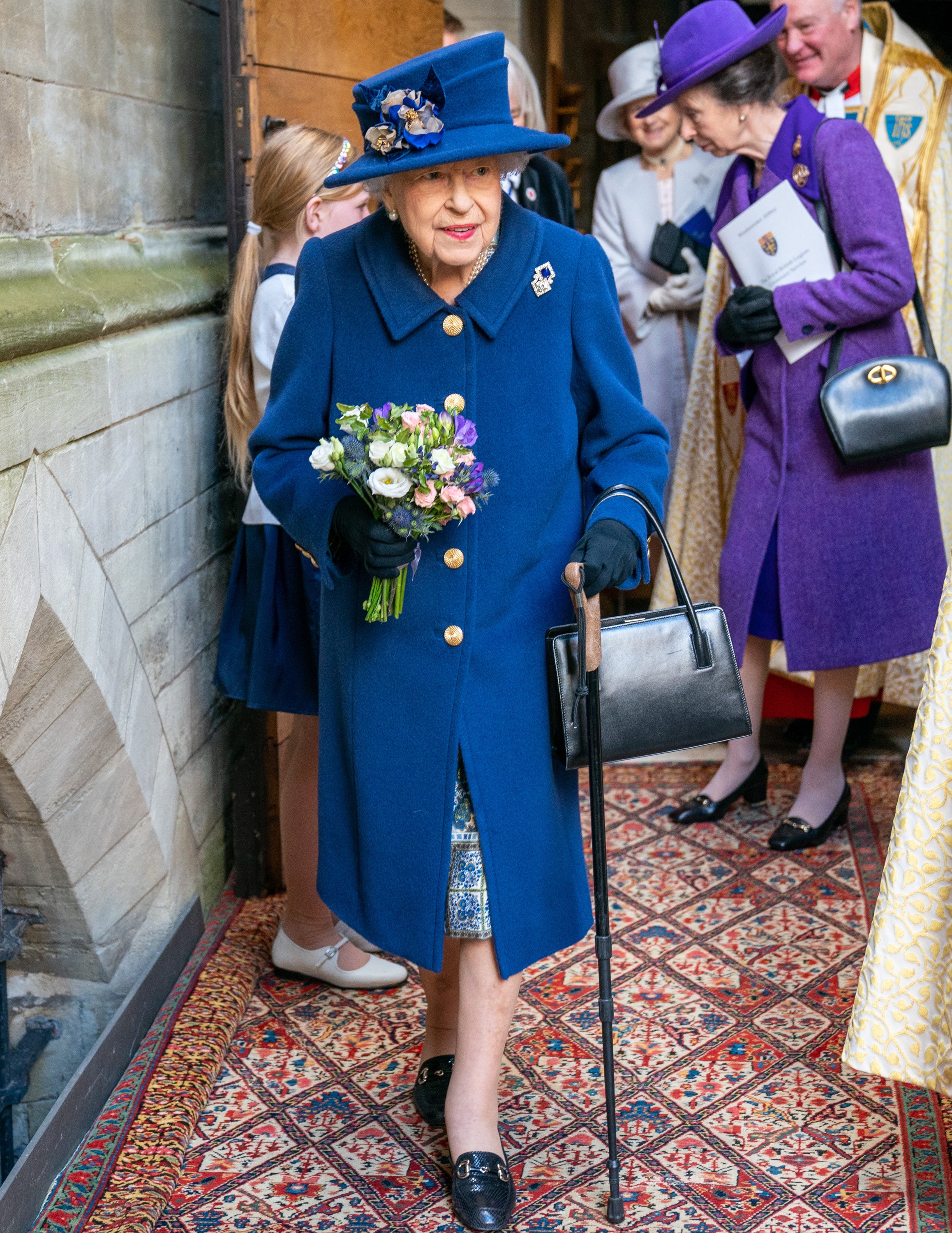 La reina usando un bastón en la Abadía de Westminster en junio