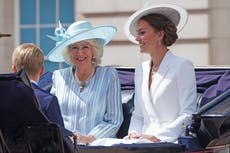 Kate Middleton se distrae en un evento real y Camilla interviene para ayudarla