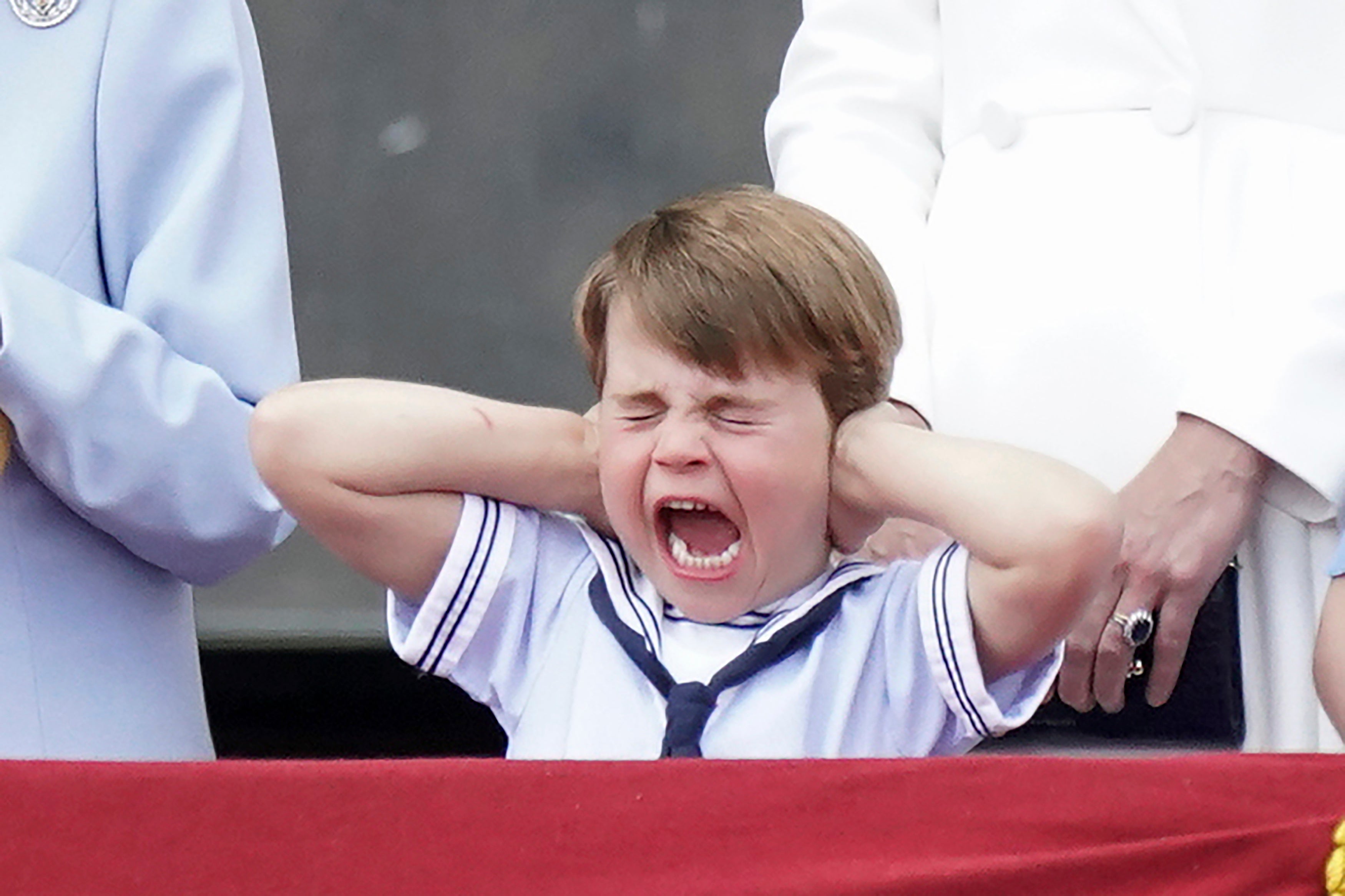 El príncipe Louis se tapa los oídos en el balcón del Palacio de Buckingham