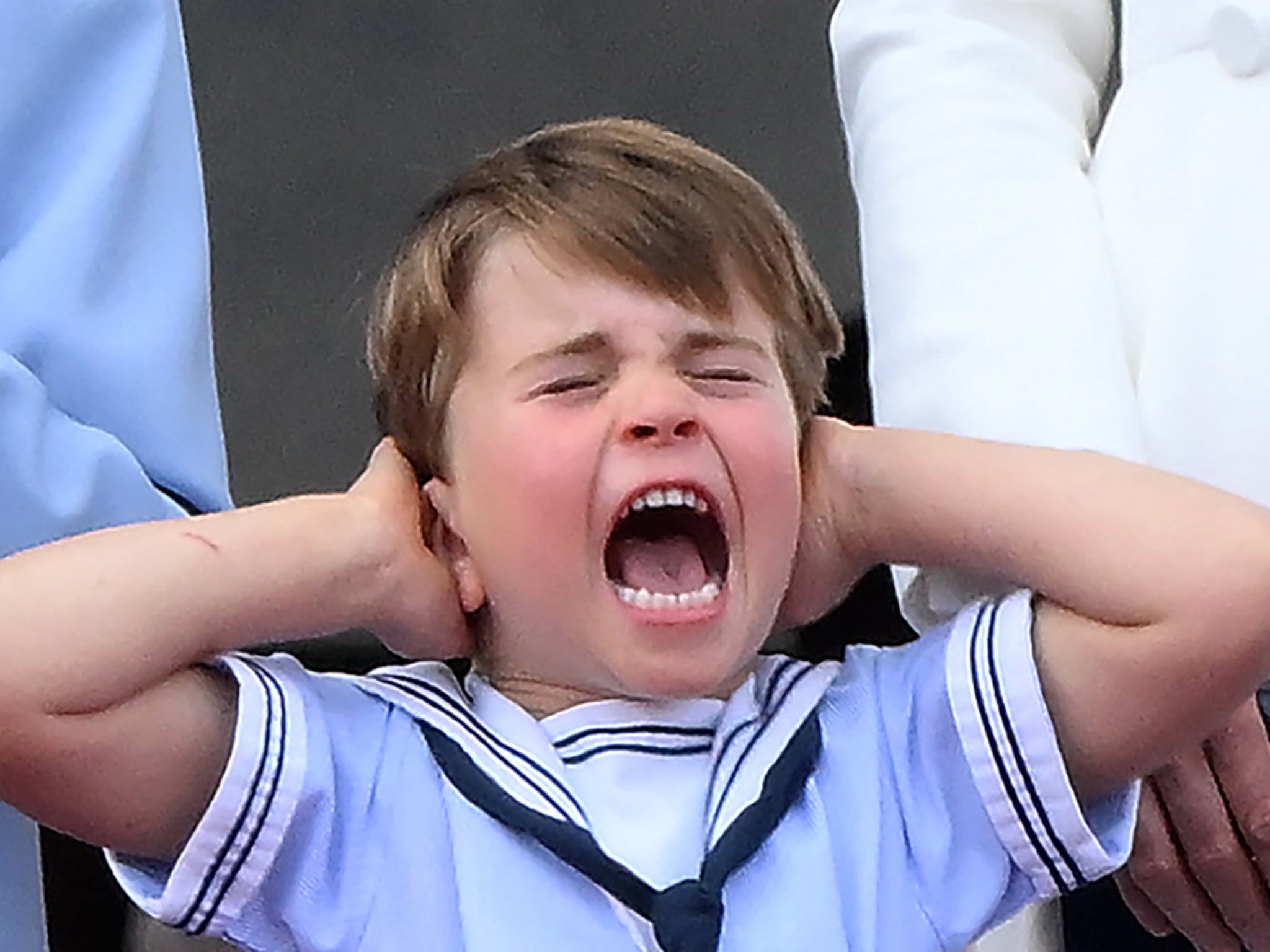 El príncipe Louis “se roba el show” durante la aparición de la familia real en el balcón 