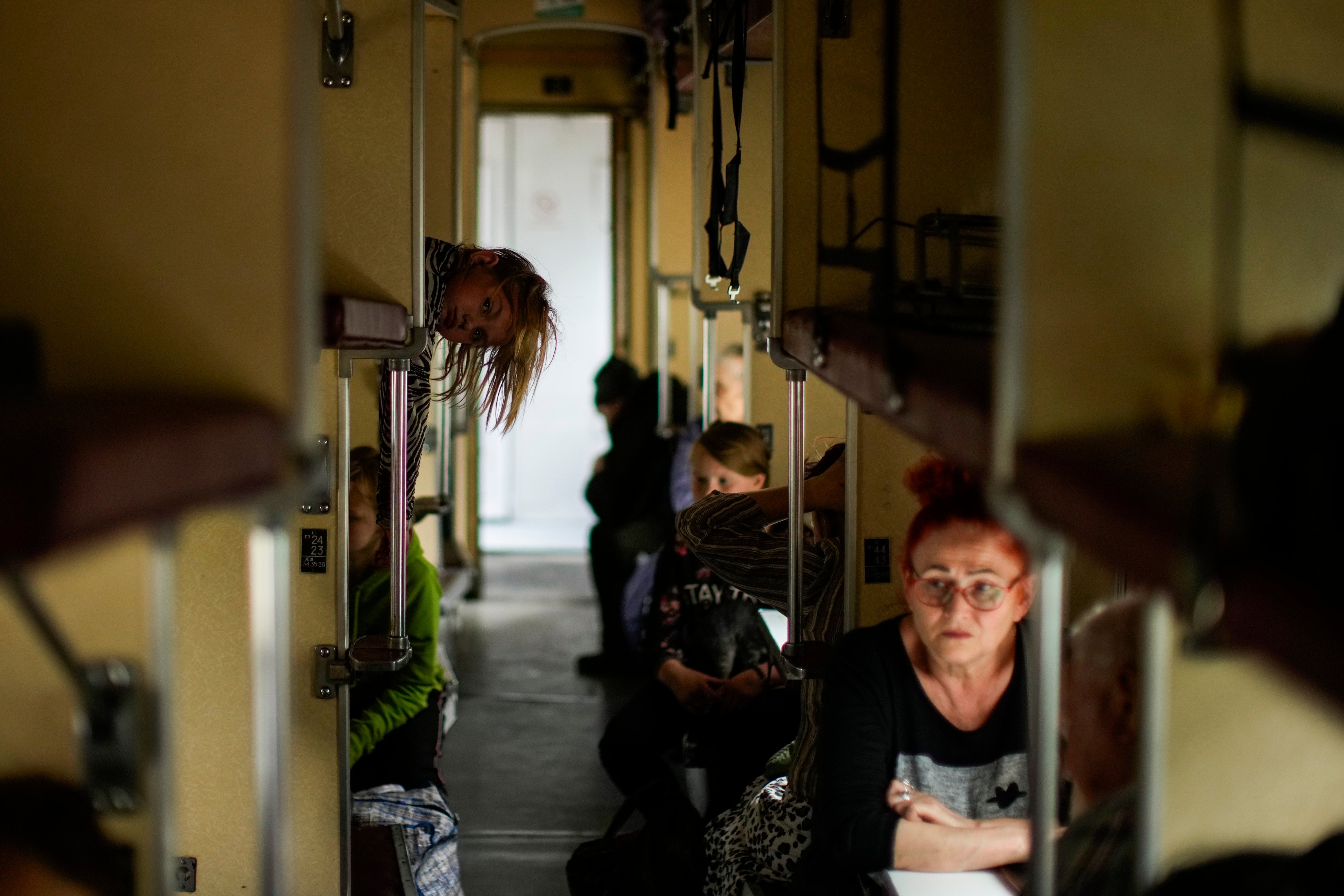 Personas huyendo de Lysycgansk y otras áreas en un tren de evacuación en la estación de tren de Pokrovsk