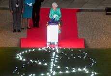 La Reina enciende faro del jubileo de platino en el Castillo de Windsor para celebrar sus 70 años en el trono