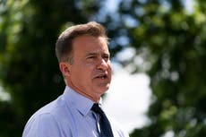 Jefe policial escolar en Uvalde no sabía de llamadas al 911