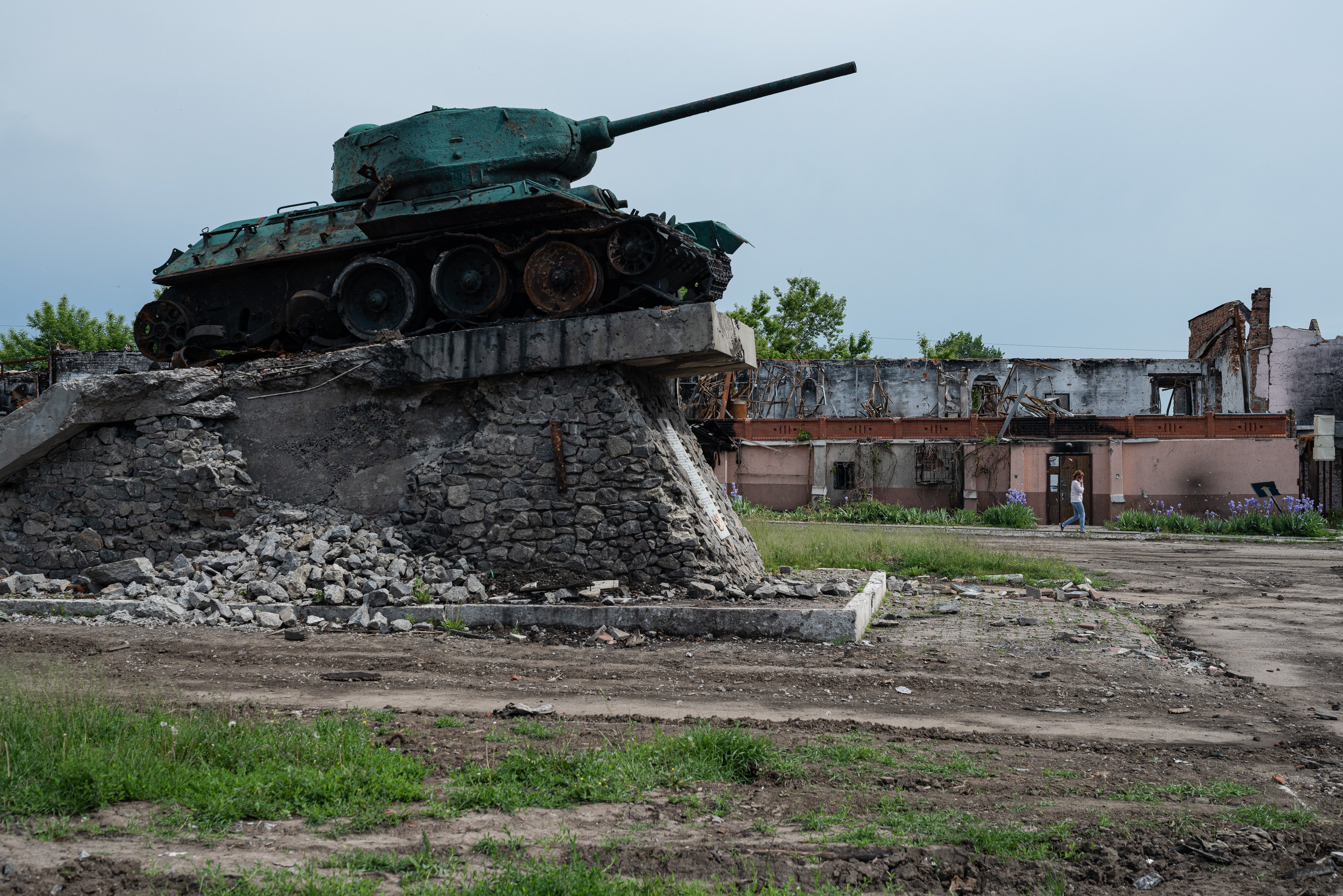 Un monumento a un tanque soviético dañado el 2 de junio de 2022 en Trostyanets, Ucrania