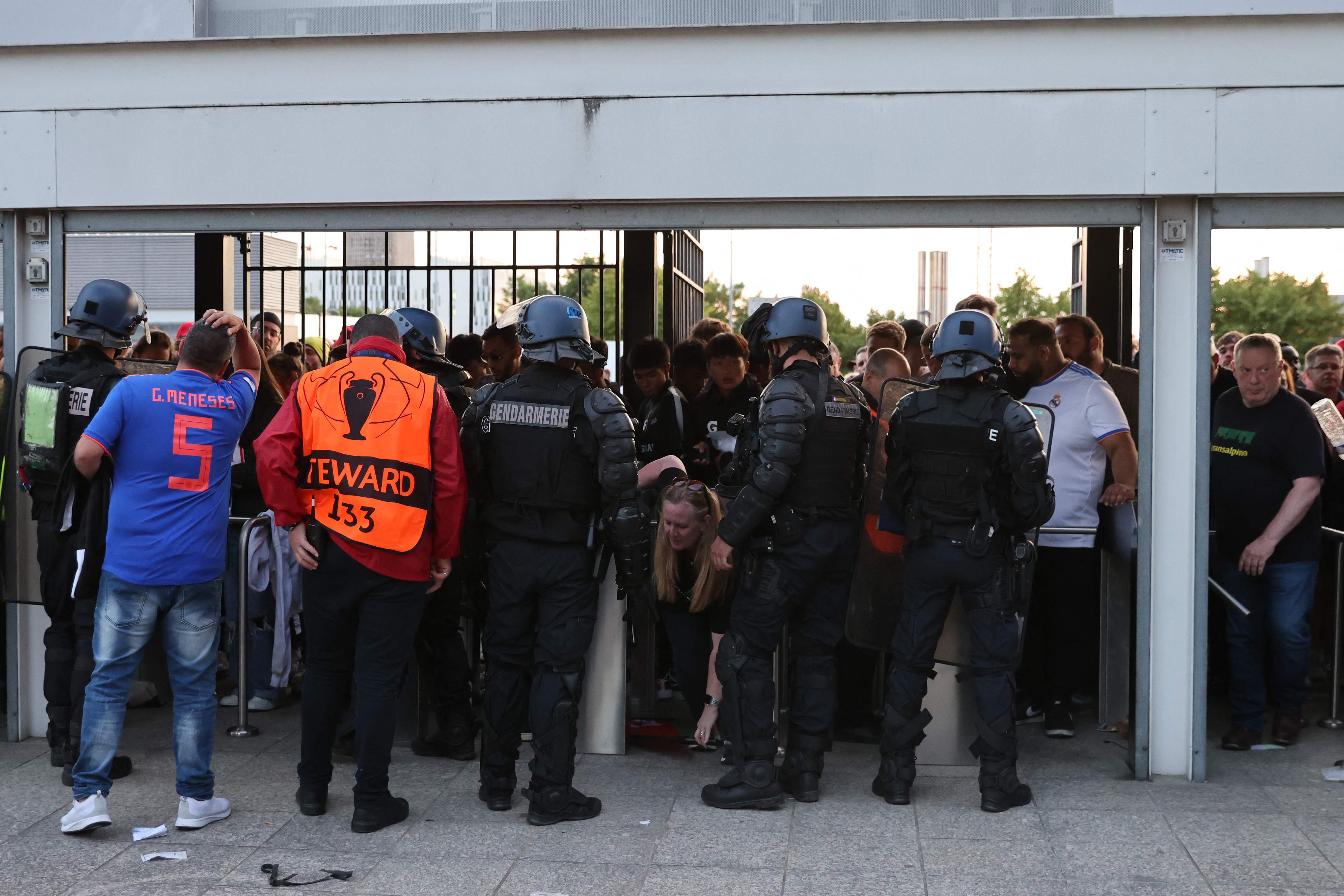 Aficionados del Real Madrid intentan entrar en el Stade de France