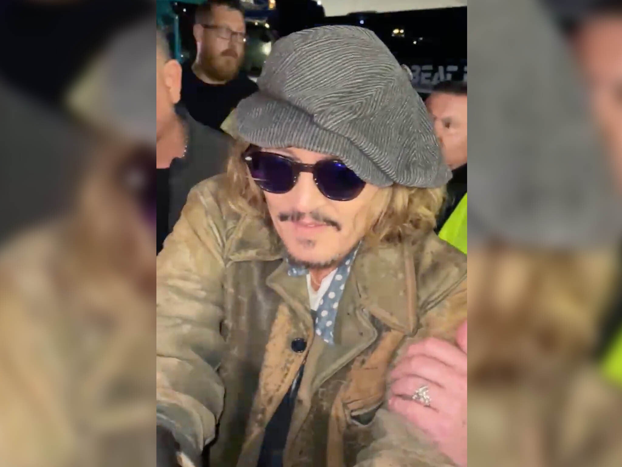 Johnny Depp bromea sobre su dedo amputado afuera de su último concierto con Jeff Beck