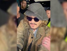 Johnny Depp bromea sobre su dedo amputado afuera de su último concierto con Jeff Beck