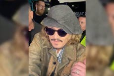 Johnny Depp bromea sobre su dedo amputado afuera de su último concierto con Jeff Beck