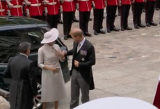 Jubileo de Platino: el príncipe Harry ayuda a Meghan Markle a enderezar el cuello de su vestido