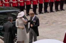 Jubileo de Platino: el príncipe Harry ayuda a Meghan Markle a enderezar el cuello de su vestido