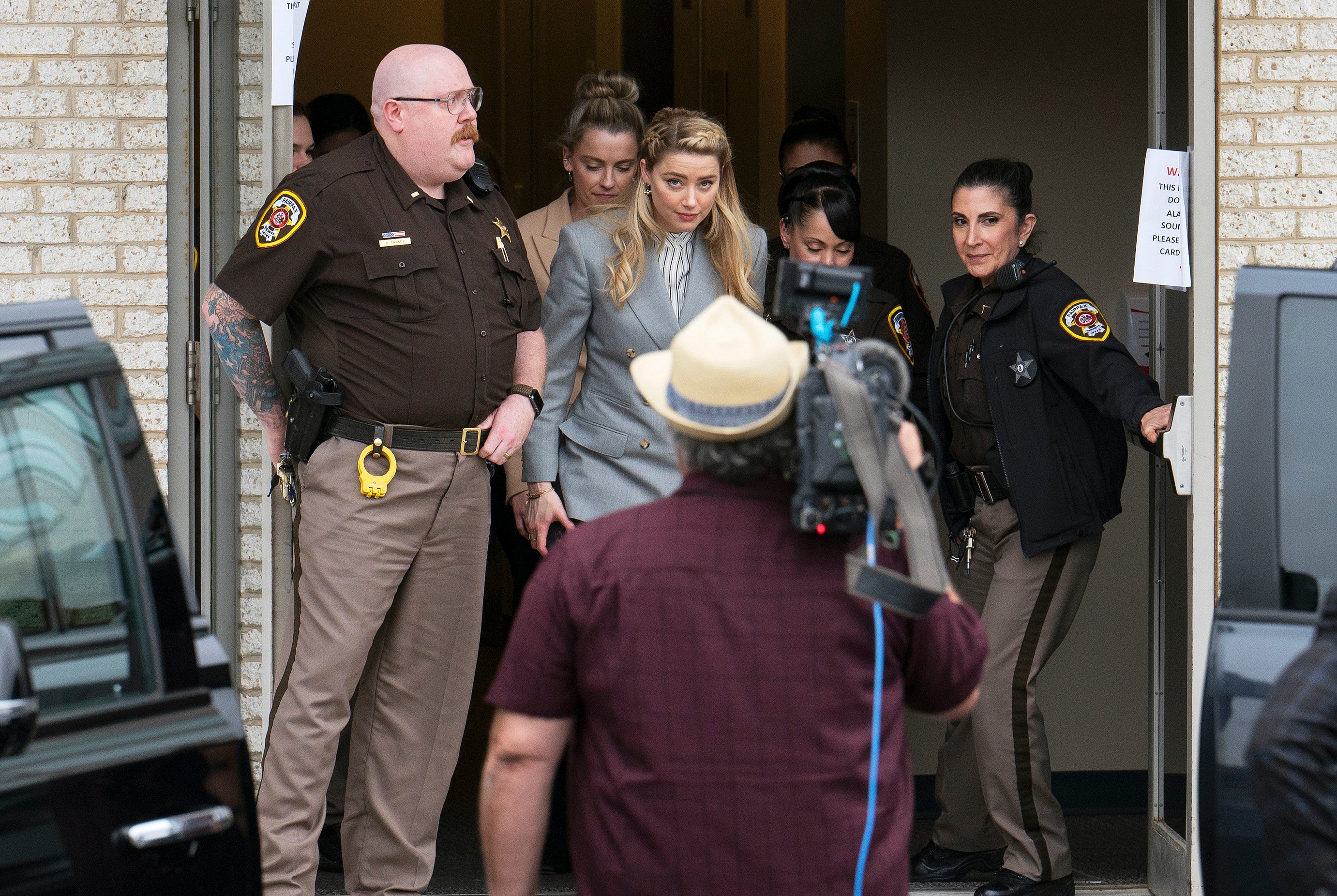 Amber Heard saliendo de la sala de tribunal en Fairfax, Virginia
