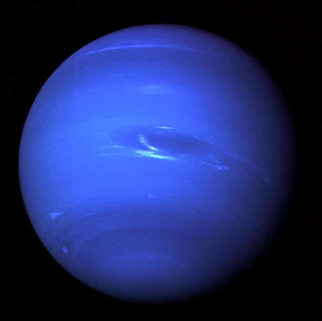 La atmósfera azul profundo de Neptuno es evidente en esta imagen tomada por la Voyager 2 en 1989.