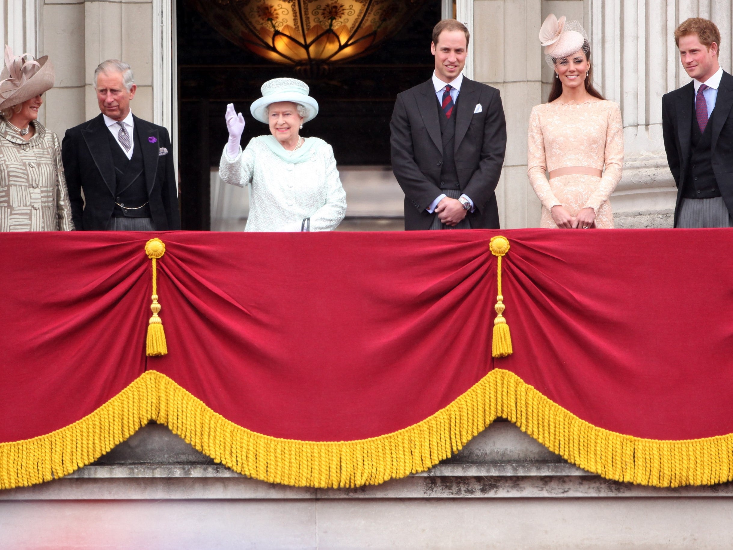 La familia real saluda a la multitud durante el Jubileo de Diamante de 2012
