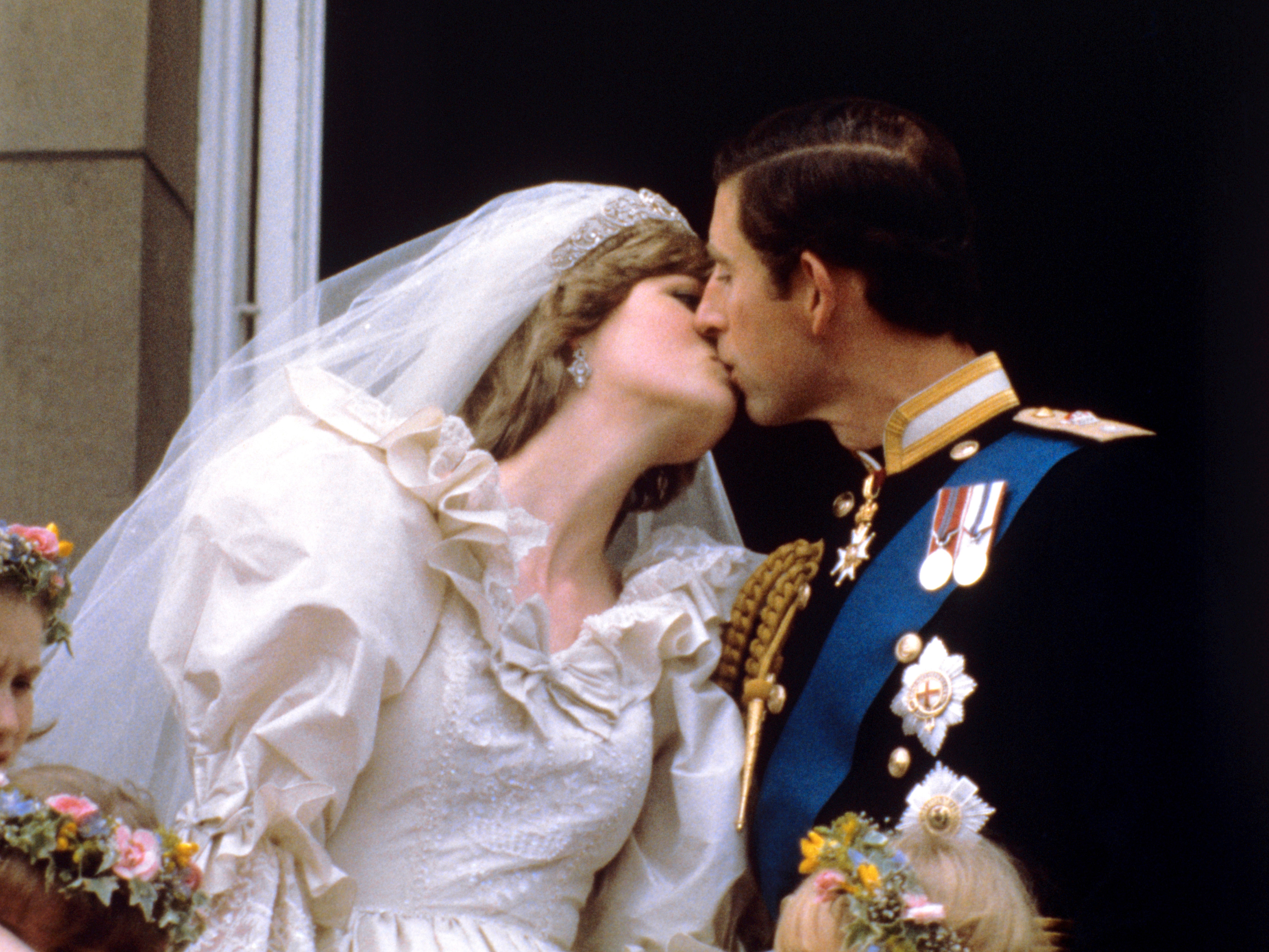 La pareja recién casada del príncipe y la princesa de Gales se besa en el balcón después de su boda en San Pablo
