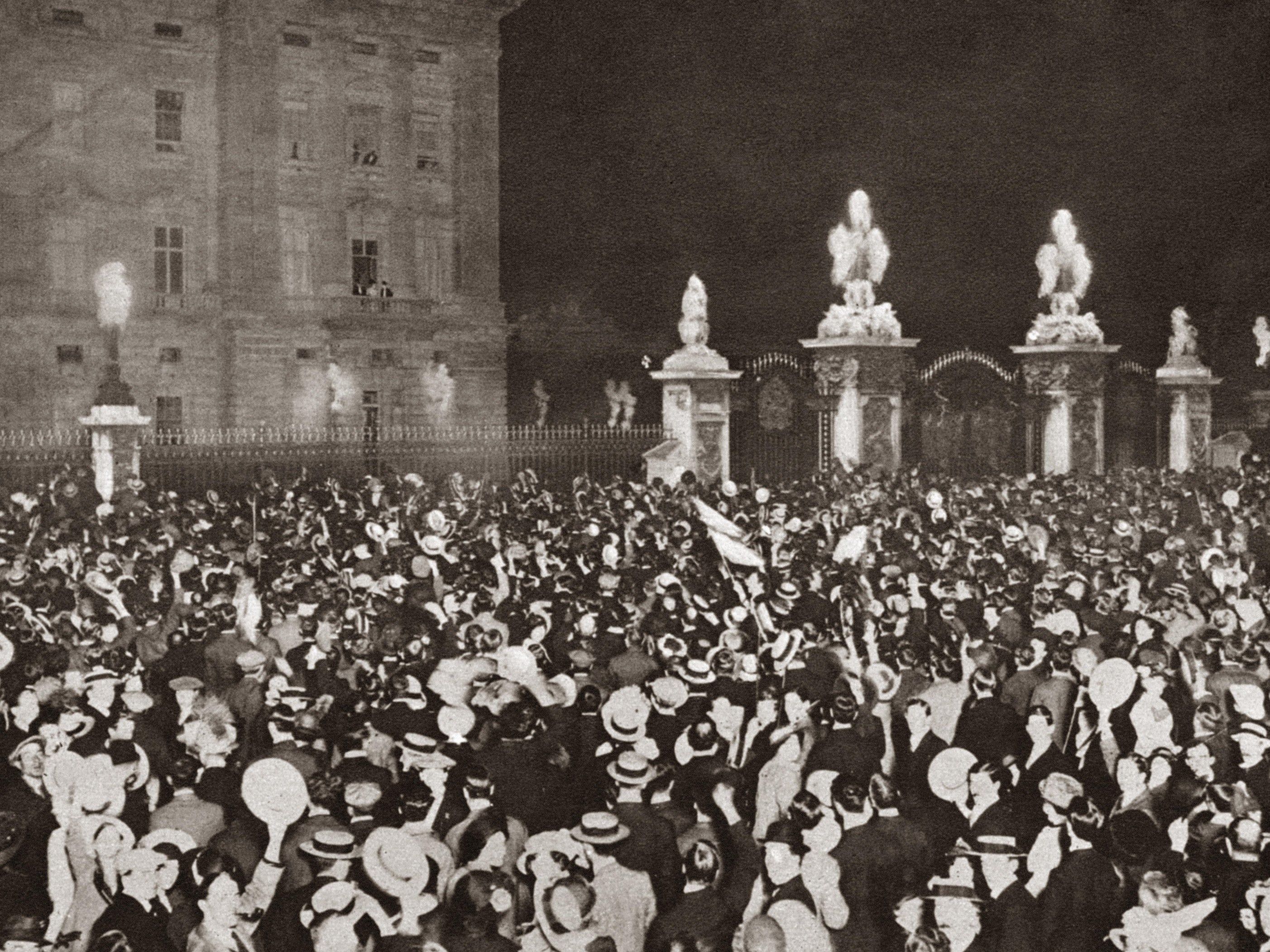 La multitud afuera del palacio de Buckingham celebrando a la familia real después de que Gran Bretaña declaró la guerra contra Alemania en 1914