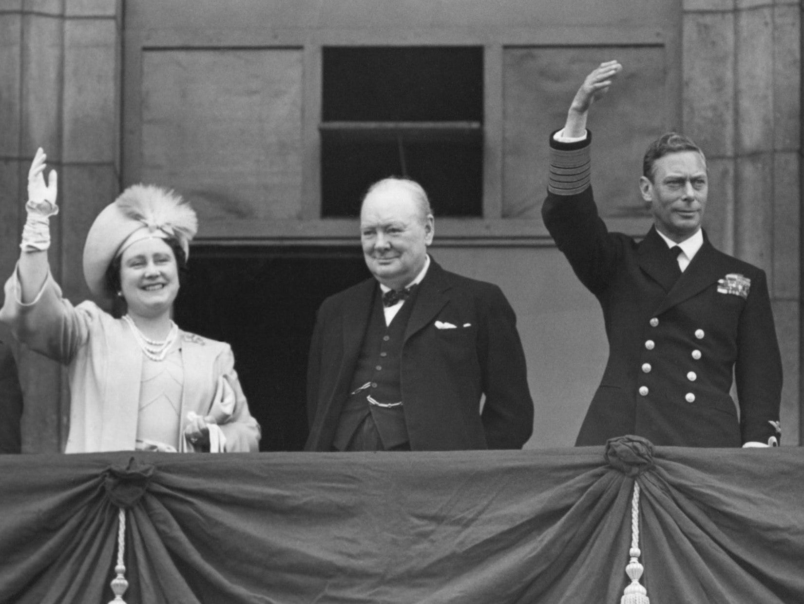 Winston Churchill toma el lugar de honor al centro en el balcón del palacio de Buckingham en el Día de la Victoria