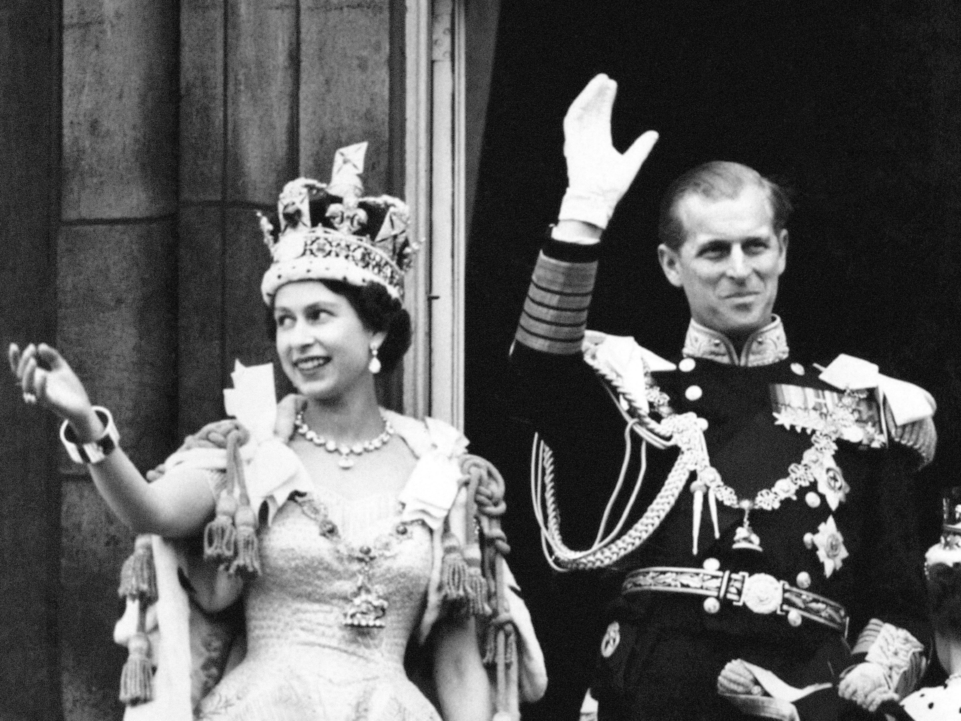 La reina Isabel II y el duque de Edimburgo saludan desde el balcón después de la coronación