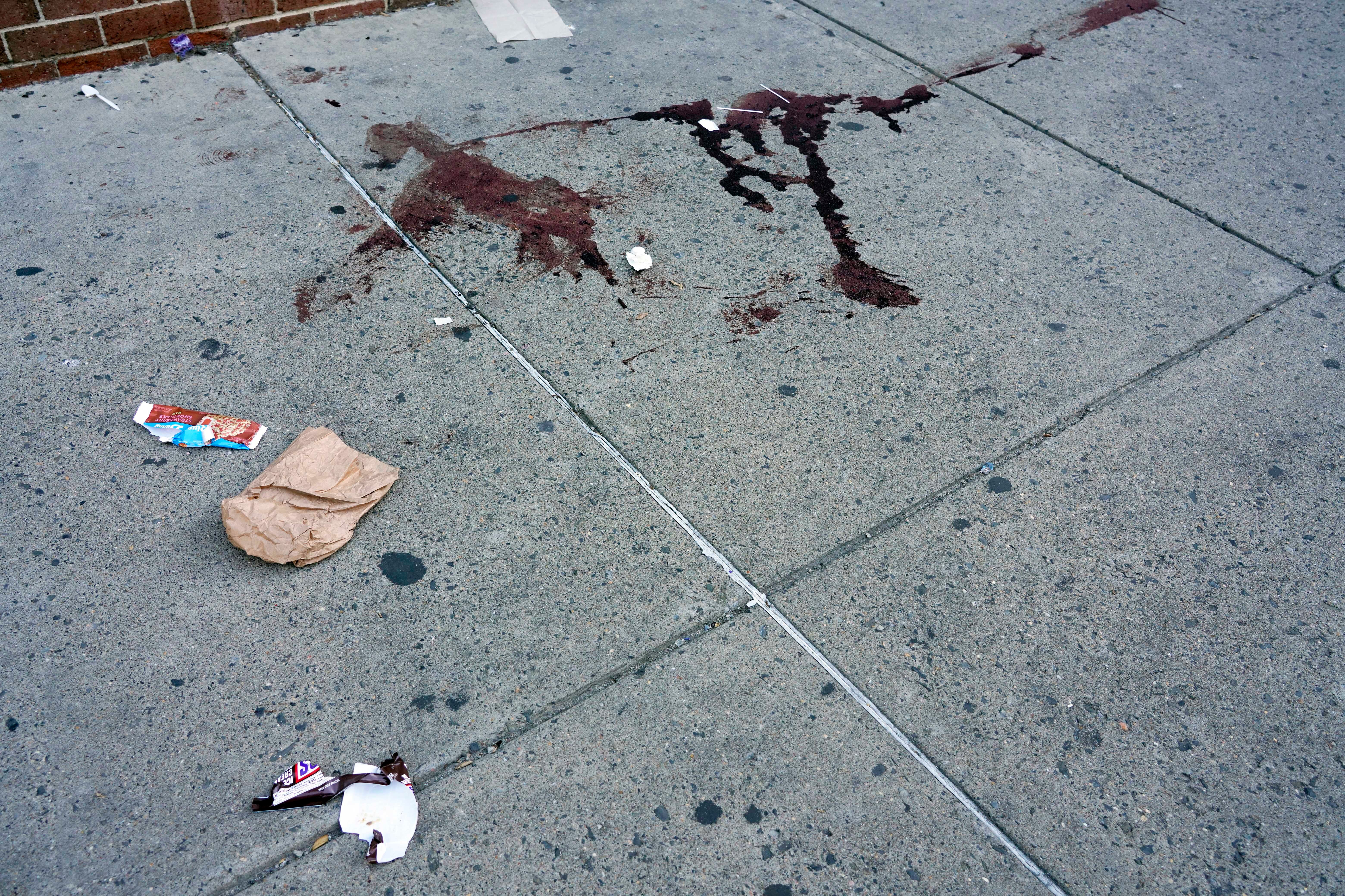 Se ve sangre en la escena de un tiroteo nocturno fatal en South Street en Filadelfia, el domingo 5 de junio de 2022