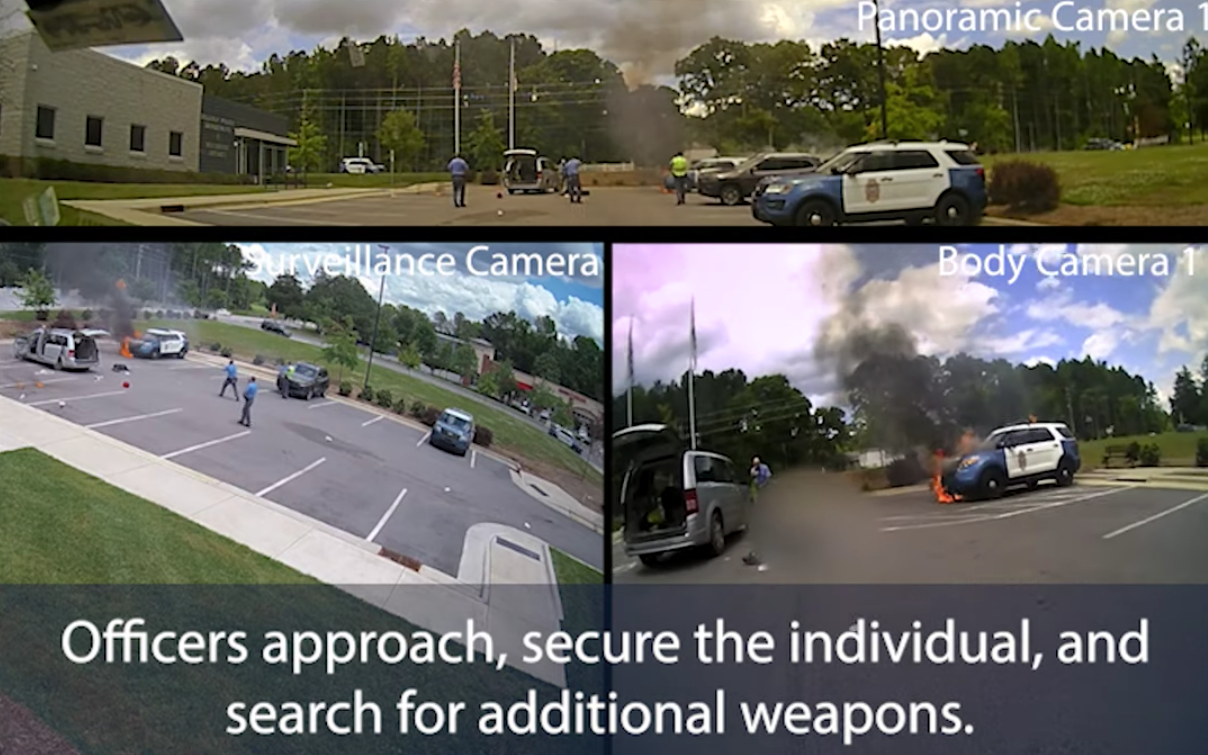 Las imágenes del Departamento de Policía de Raleigh publicadas recientemente muestran a un hombre incendiando los coches de policía antes de que los oficiales lo mataran a tiros