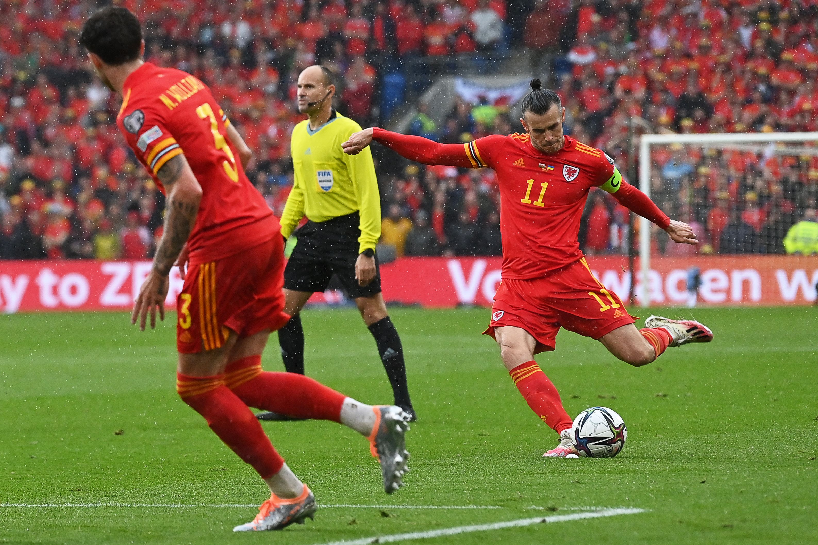 Gareth Bale cobra un tiro libre con dirección a gol