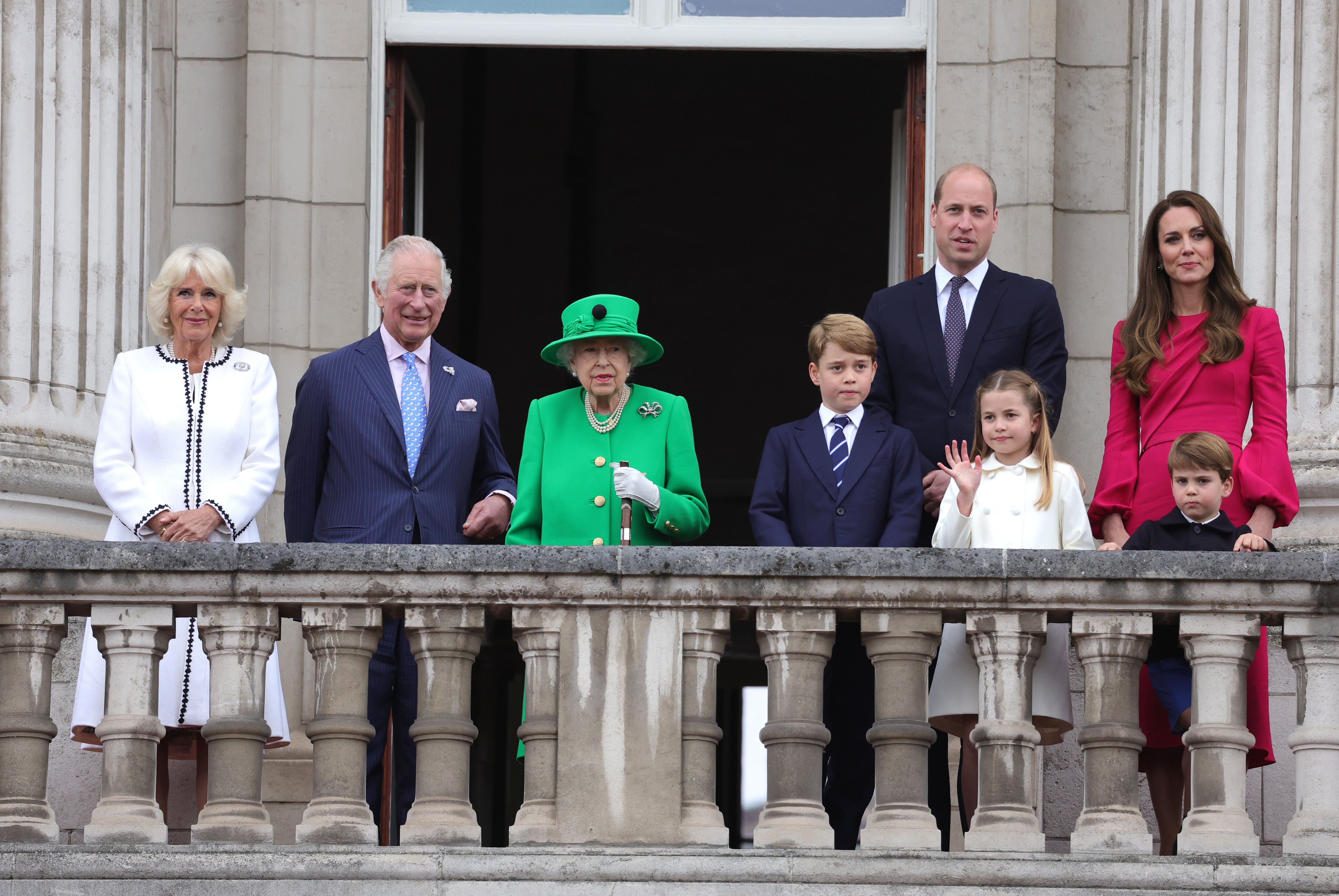 La duquesa de Cornualles, el príncipe de Gales, la reina, el príncipe George, el duque de Cambridge, la princesa Charlotte, el príncipe Louis y la duquesa de Cambridge