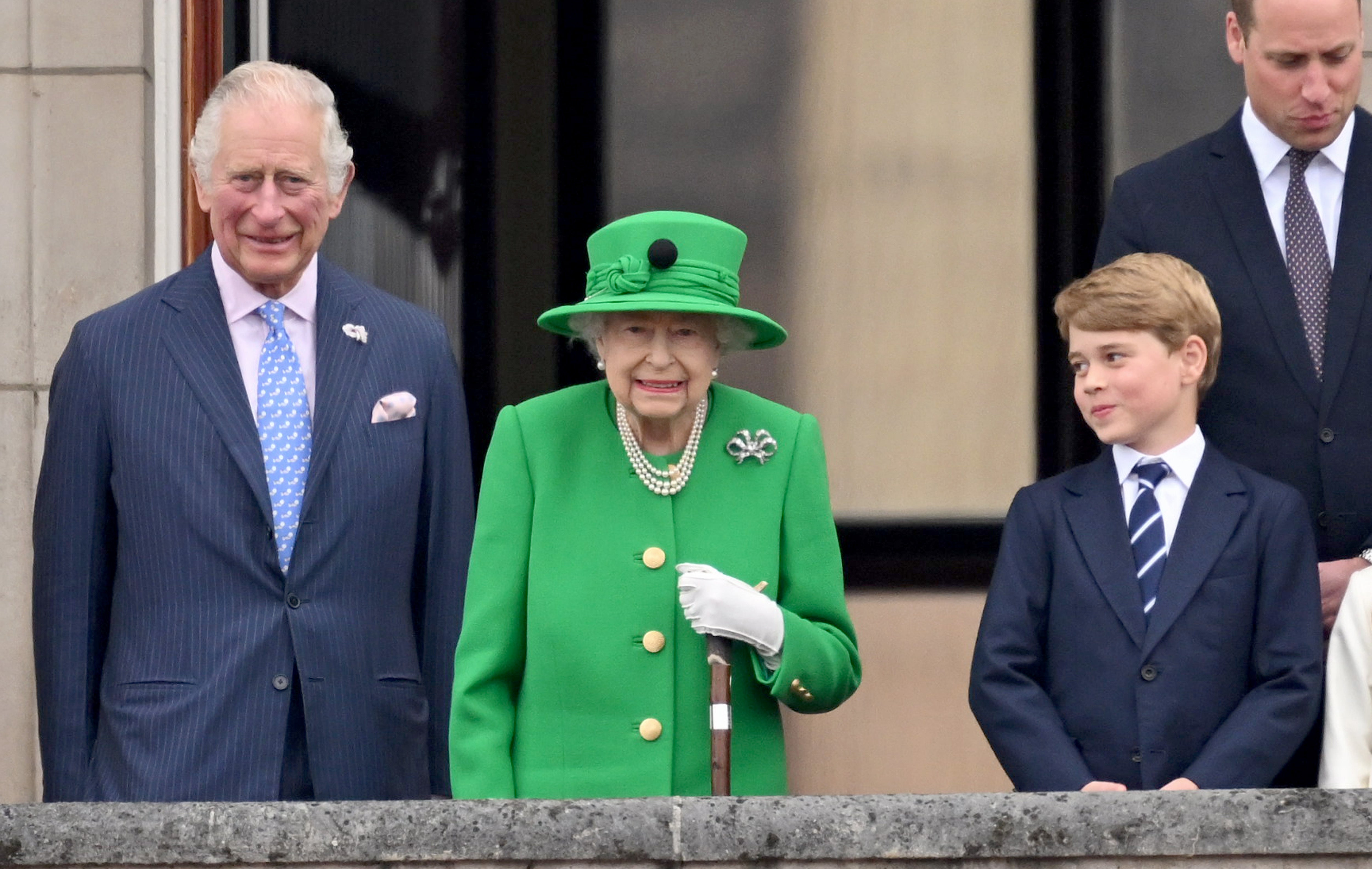 El Príncipe de Gales, la reina, el príncipe George y el duque de Cambridge