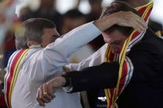 Bolsonaro condecora aliados, familiares y a sí mismo