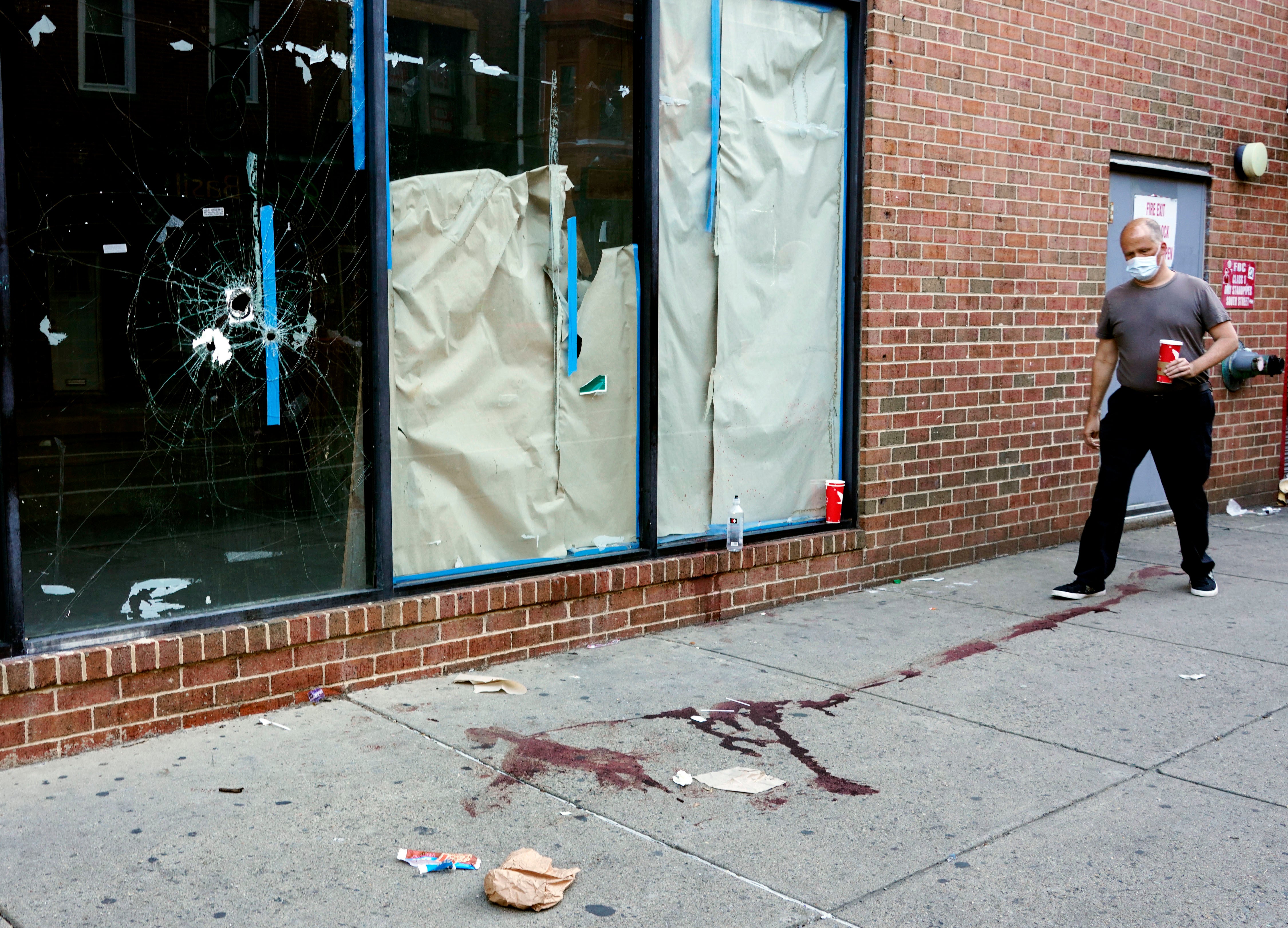 Se pueden ver manchas de sangre y agujeros de balas en South Street, Filadelfia