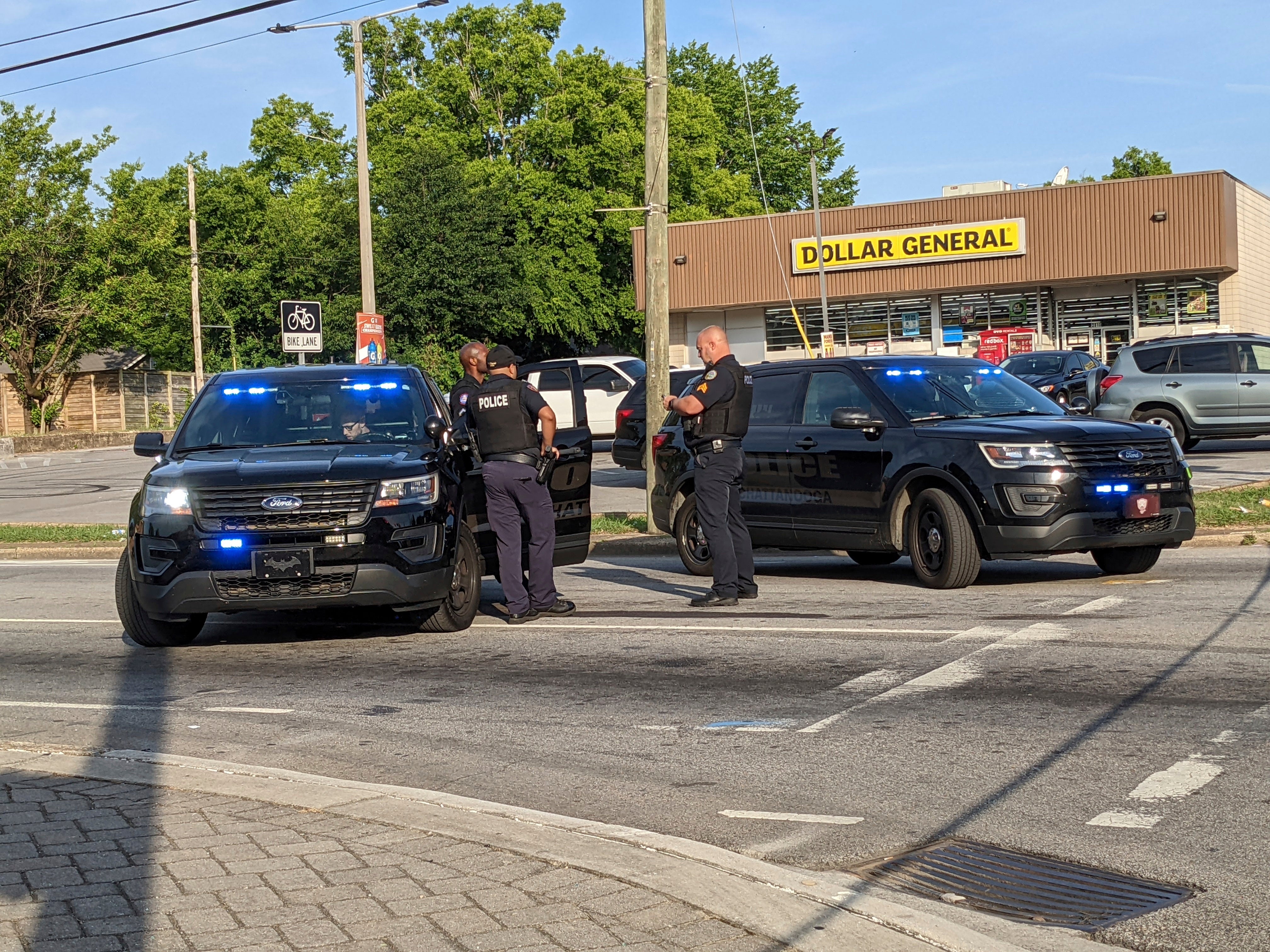 Oficiales de policía reunidos cerca de la escena de un tiroteo masivo en Chattanooga el domingo