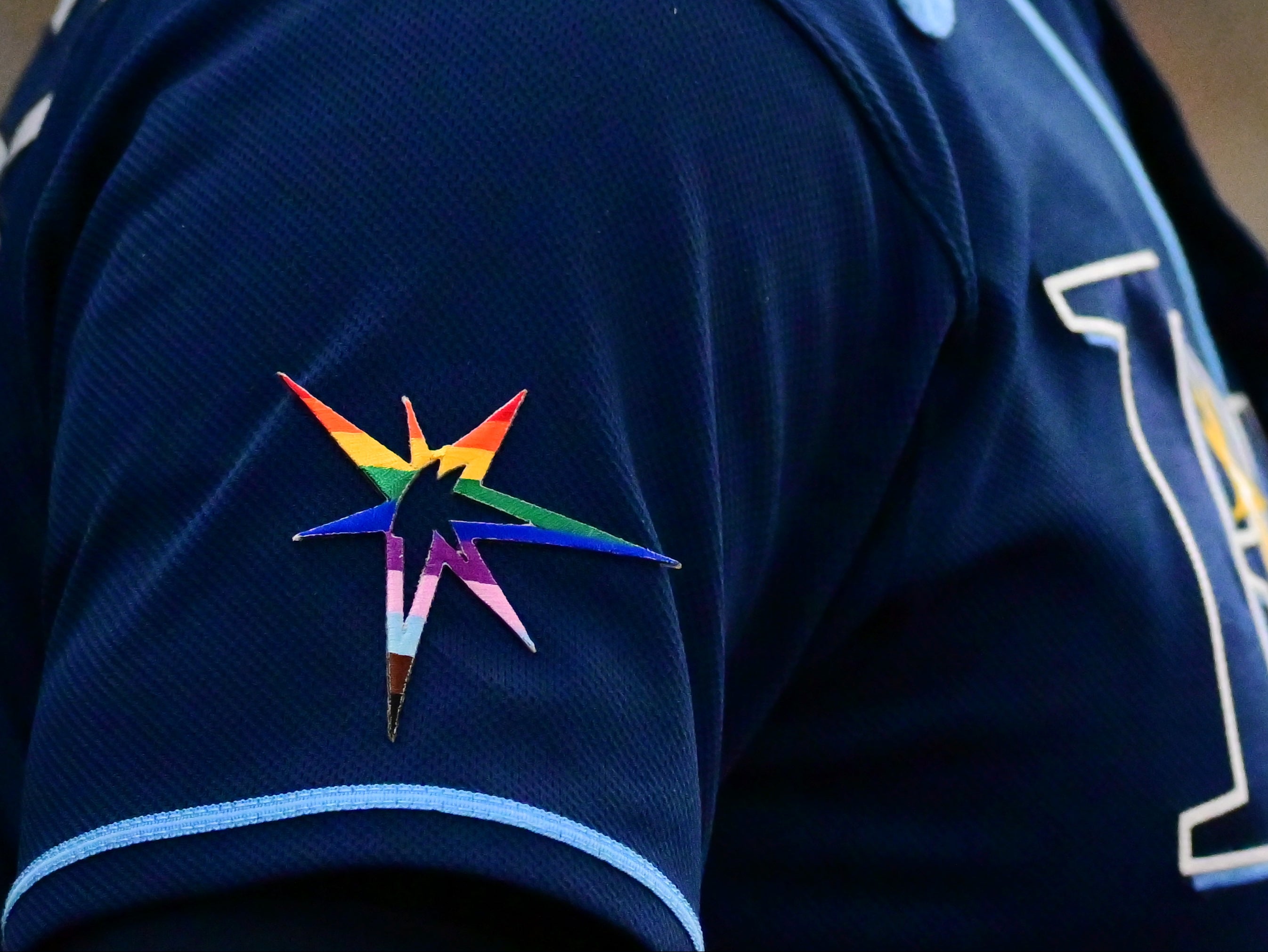 El logo de explosión del orgullo de los Tampa Bay Rays
