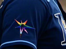 Jugadores de los Tampa Bay Rays provocan la ira al negarse a usar el logo del Orgullo en sus uniformes