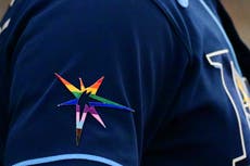 Jugadores de los Tampa Bay Rays provocan la ira al negarse a usar el logo del Orgullo en sus uniformes