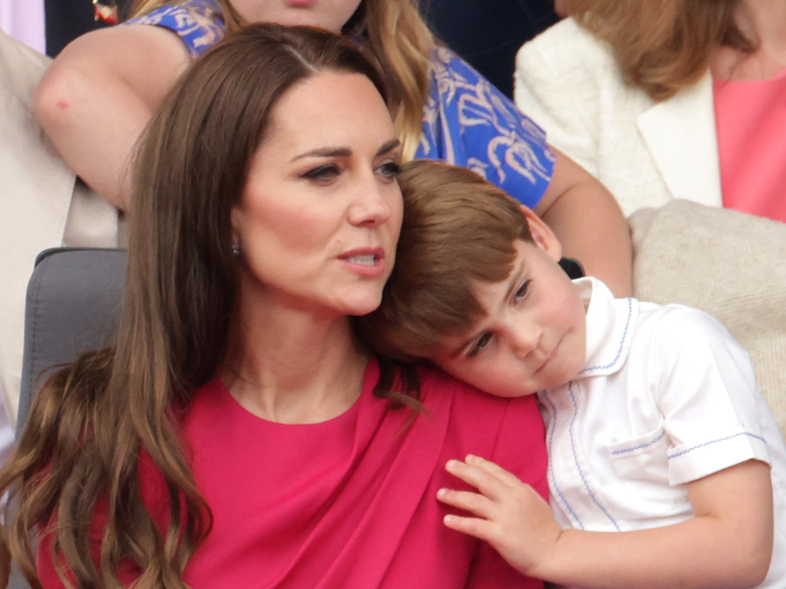 Kate Middleton, la duquesa de Cambridge, y el príncipe Louis en las celebraciones del Jubileo