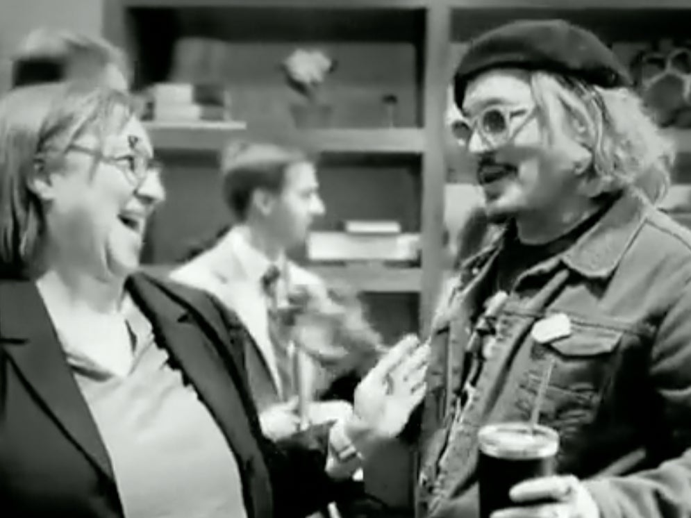 Críticos acusan de sesgo a taquígrafa de Depp vs. Heard por supuestamente haber salido de fiesta con el actor