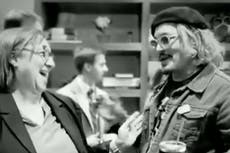 Críticos acusan de sesgo a taquígrafa de Depp vs. Heard por supuestamente haber salido de fiesta con el actor