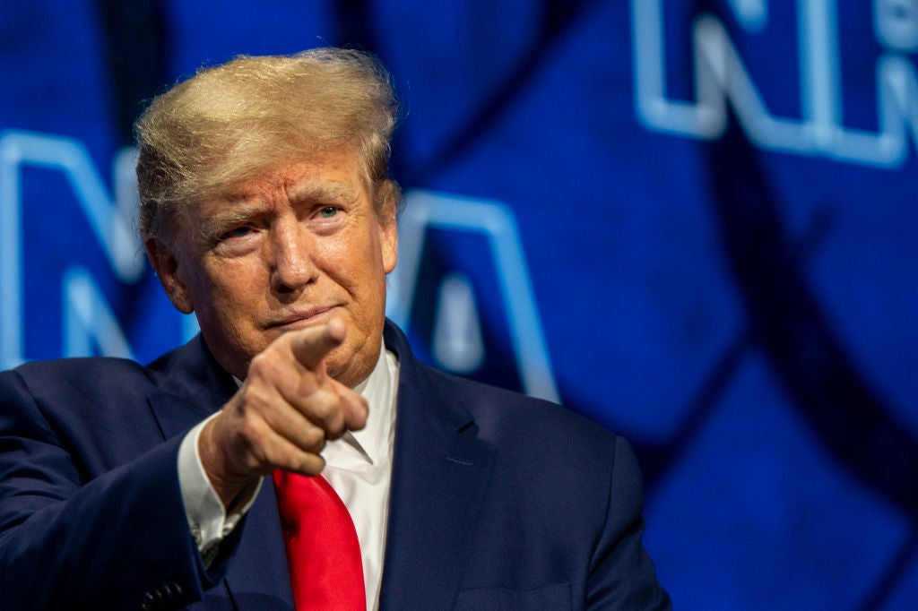 Donald Trump dirigiéndose a la conferencia de la NRA en Houston, Texas, el mes pasado