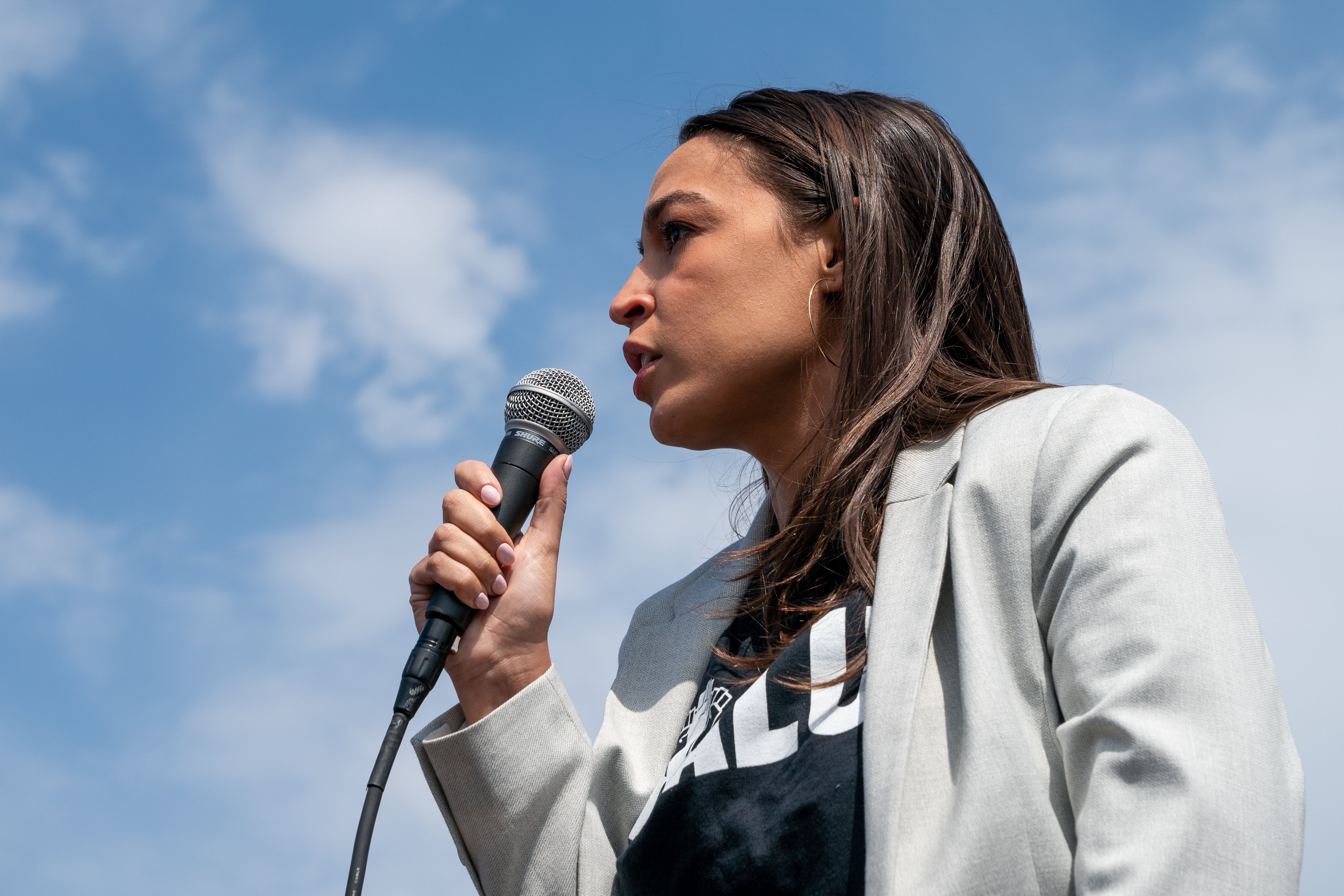 AOC elude pregunta sobre respaldo a Biden en 2024